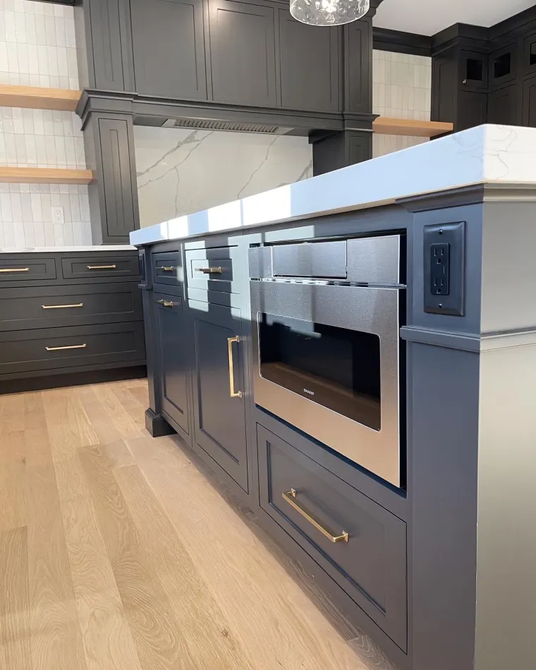 Custom kitchen cabinetry by Heard Woodworking — project 17