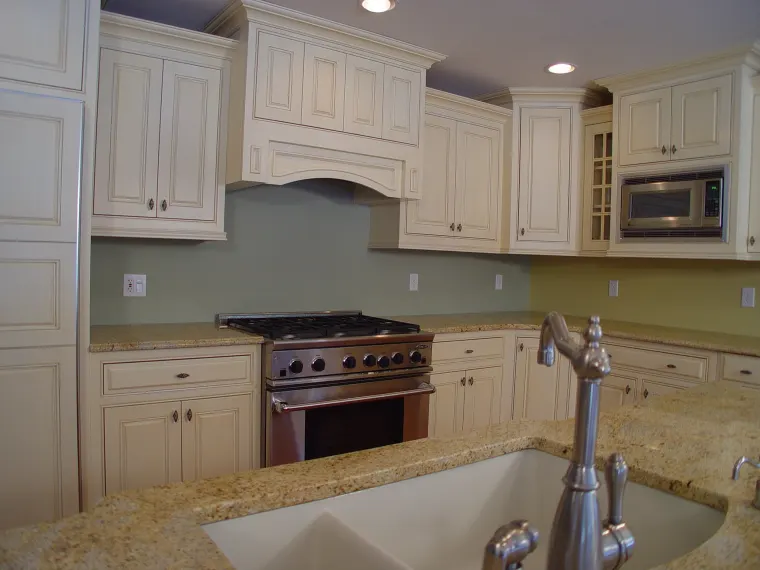 Custom kitchen cabinetry by Heard Woodworking — project 40